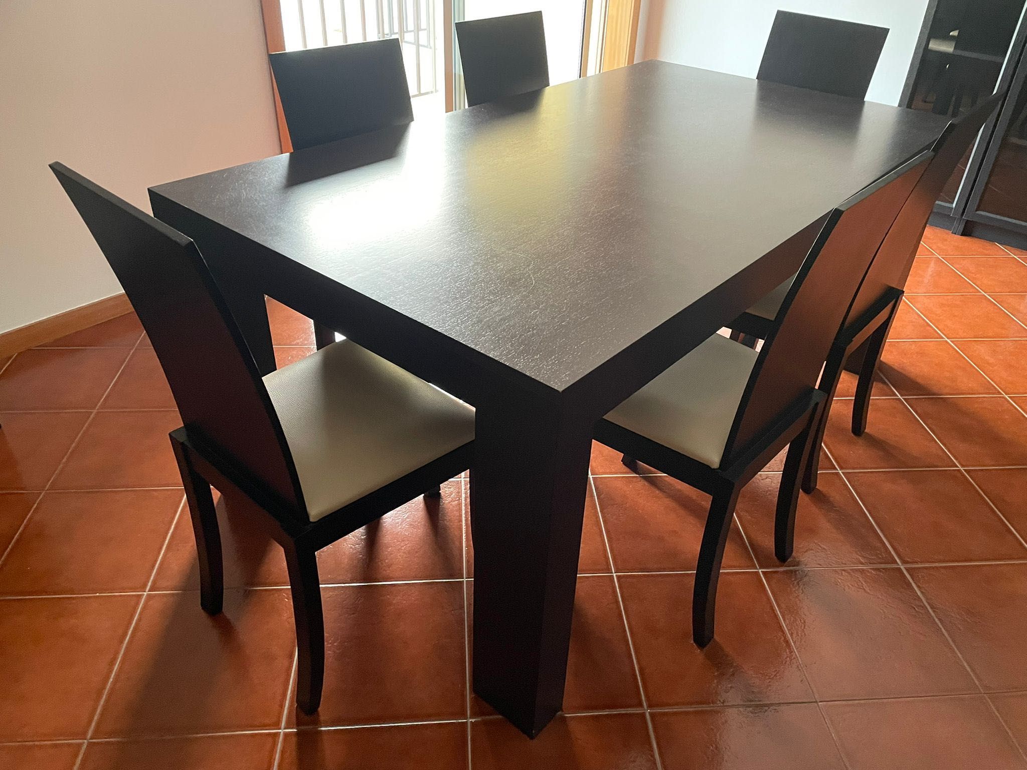 Mesa de jantar com 6 cadeiras! Em bom estado! (Mesa com duas manchas )