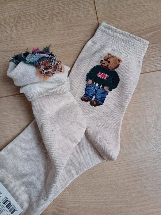 Beżowe skarpetki z misiem w swetrze skarpety viral blogerskie do ugg