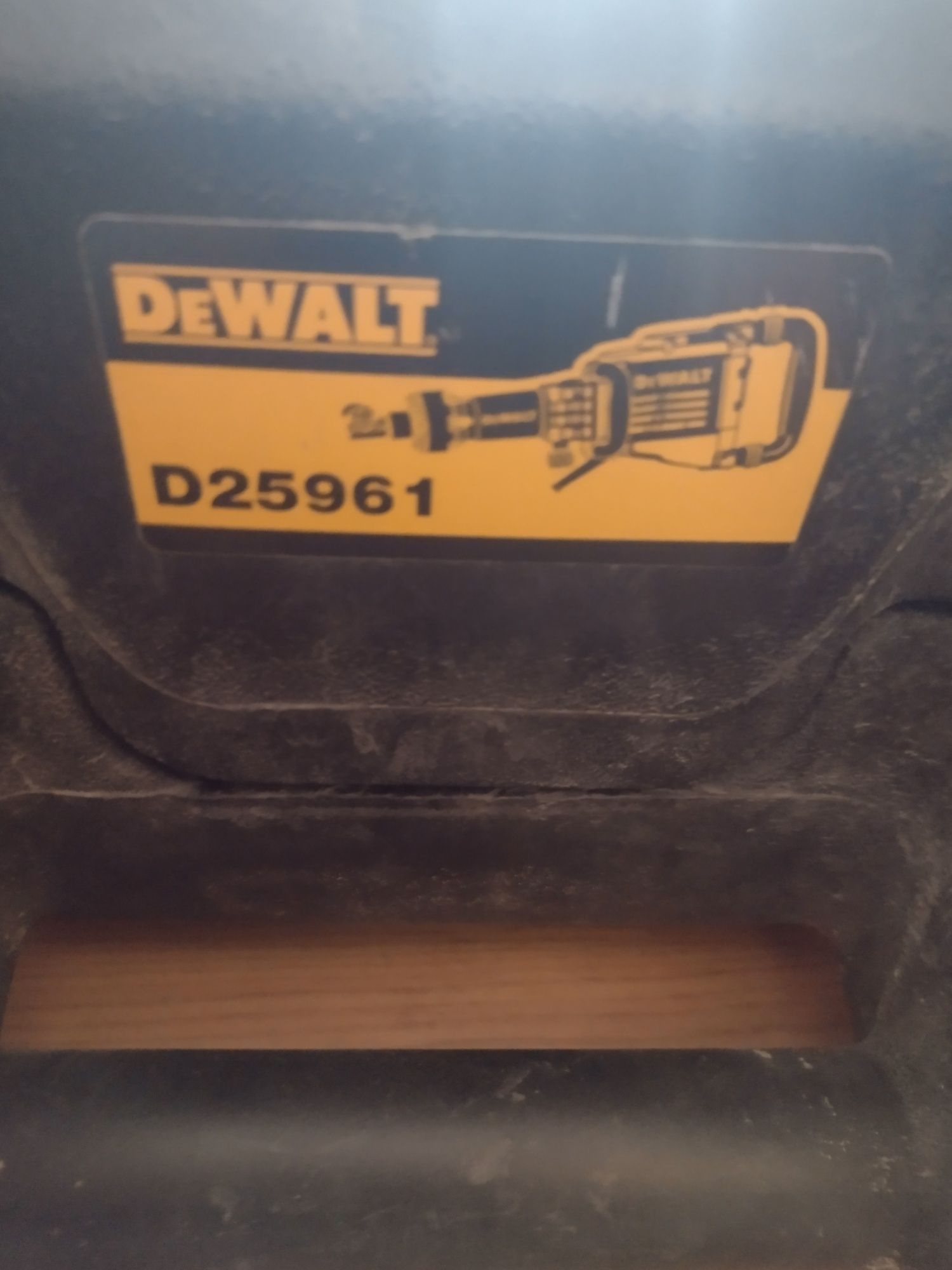 Młot wyburzeniowy DeWalt D 25961