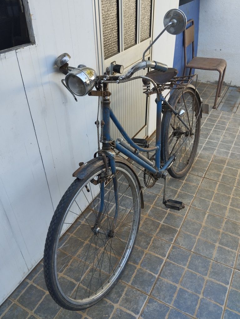 Bicicleta pasteleira antiga de senhora