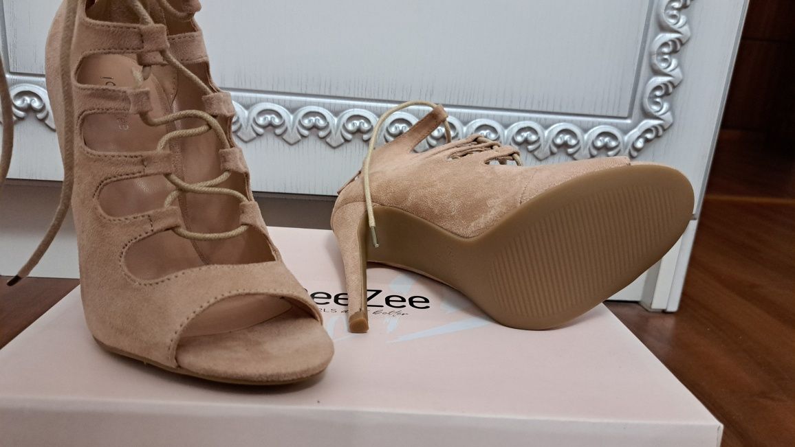 Жіночі туфлі DeeZee на шнурівці