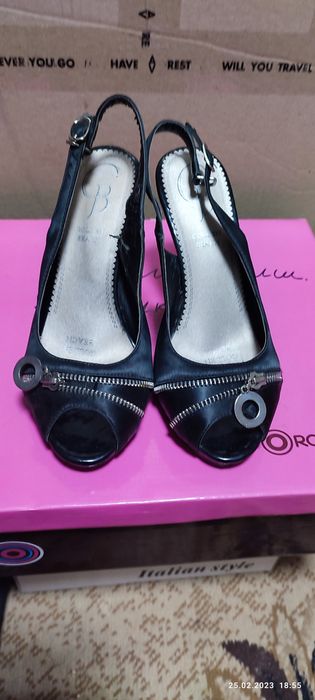 Продам женские босоножки