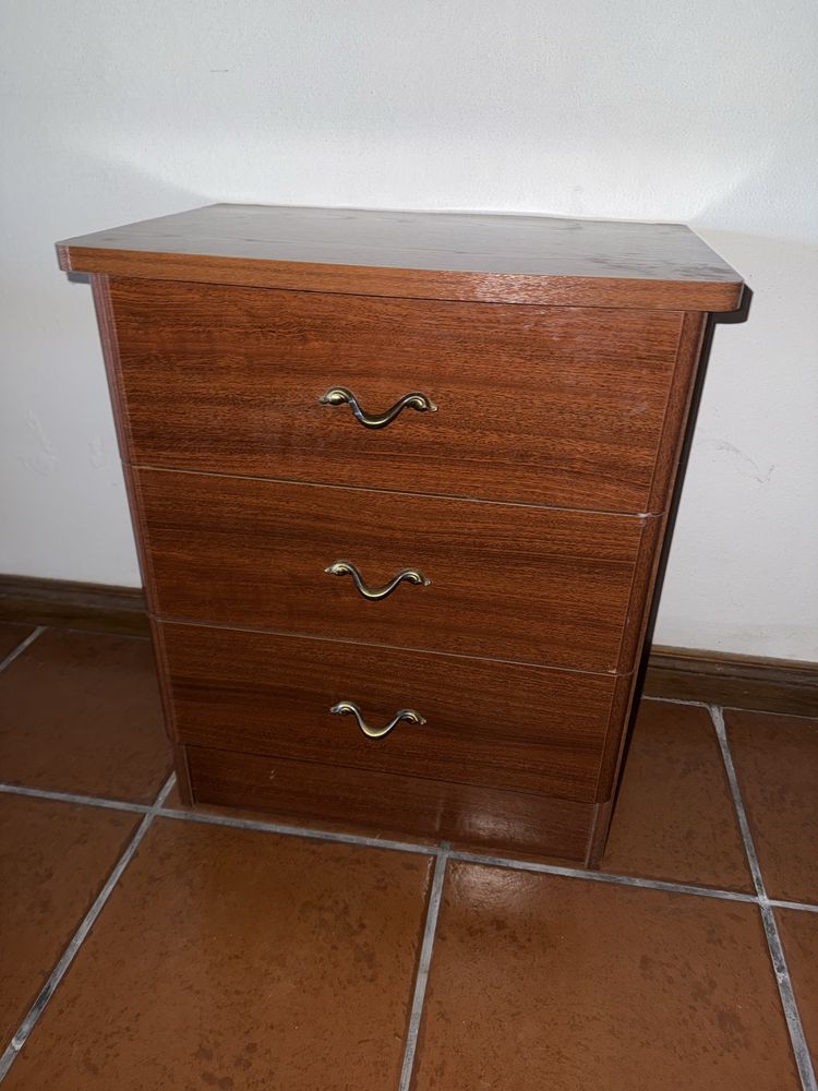 Cama, comodas, mesas de cabeceira