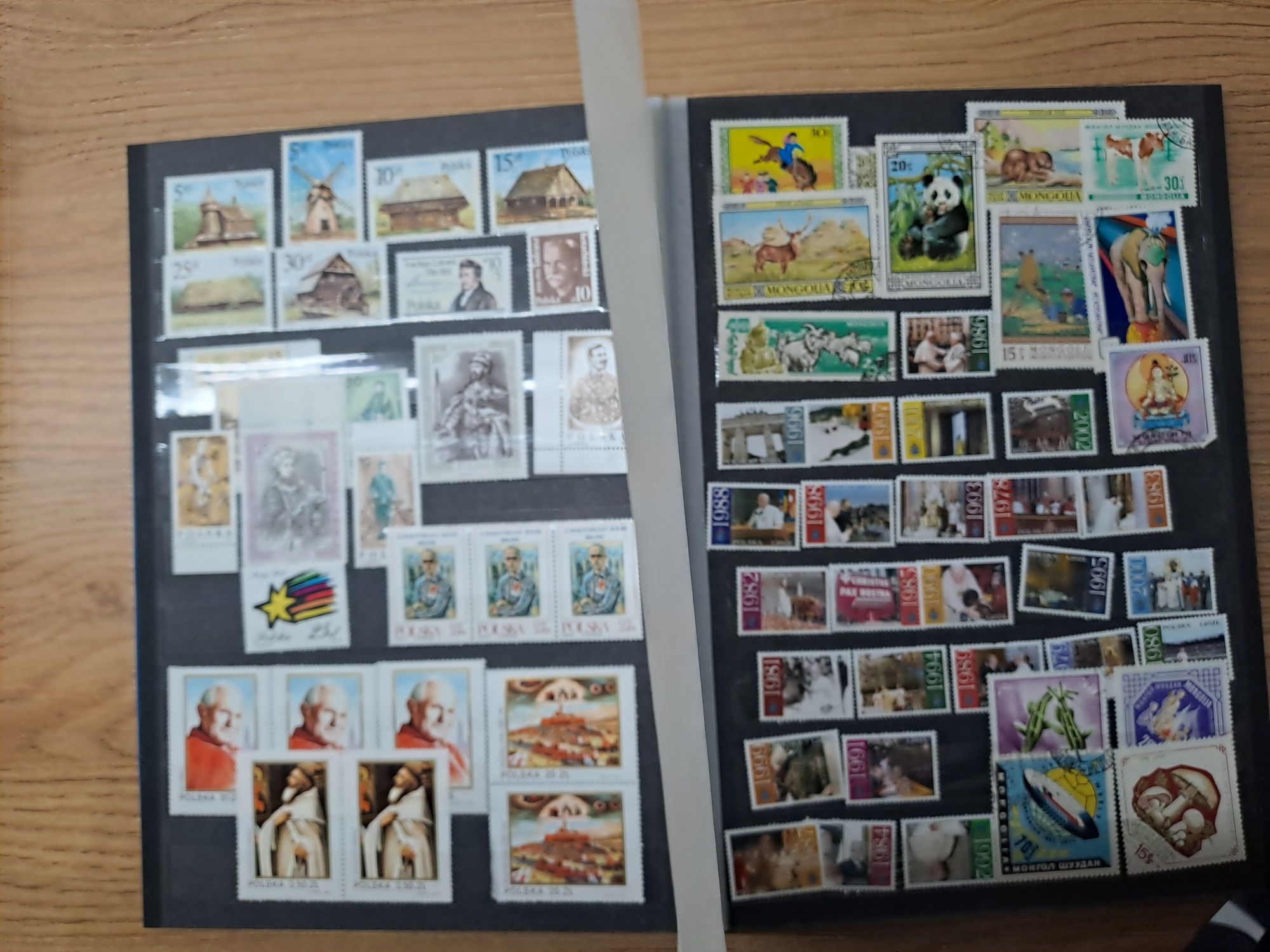 Stare znaczki pocztowe - 715 szt. w klaserze