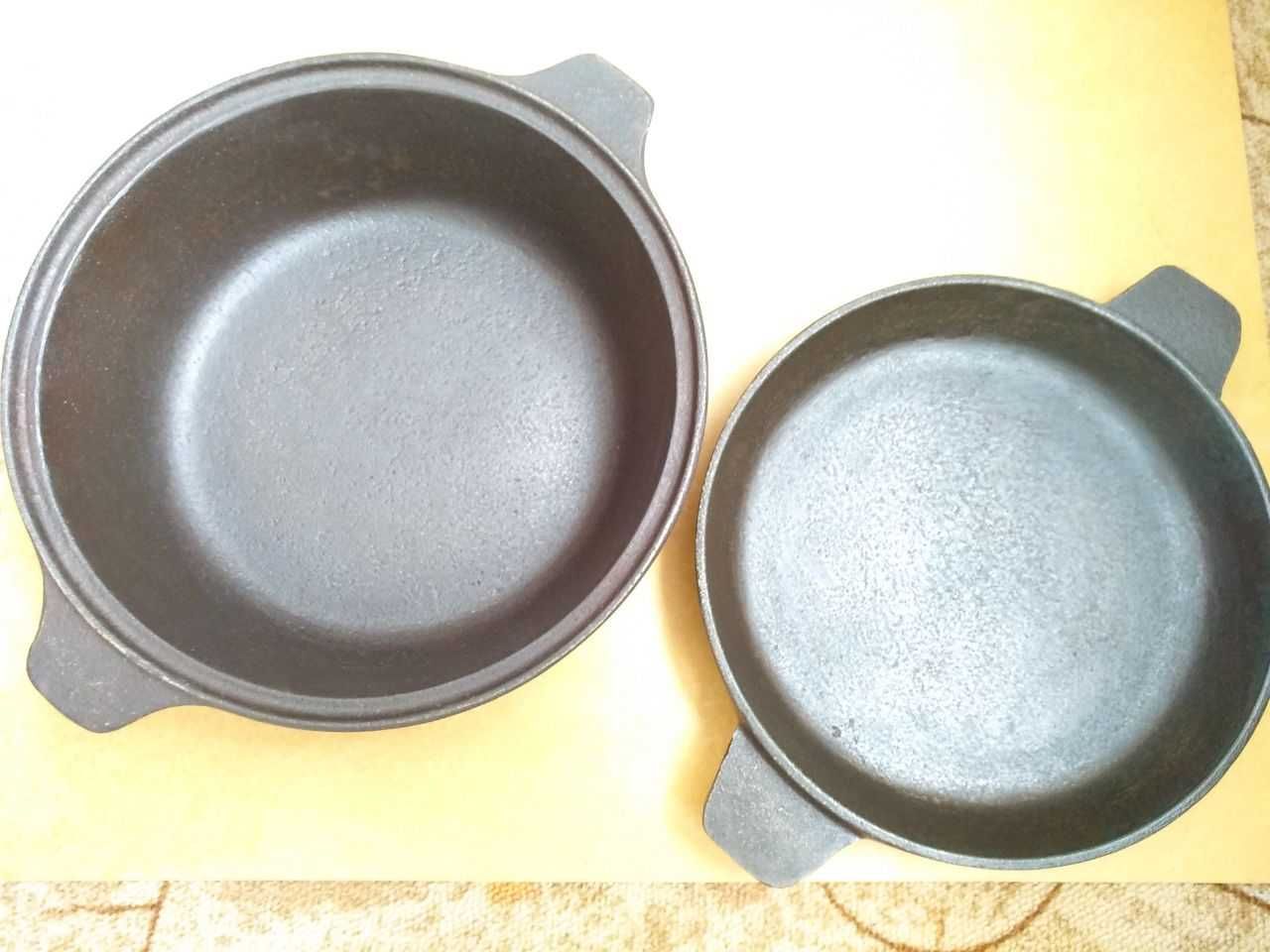 кастрюля чугунная,
с разными крышками