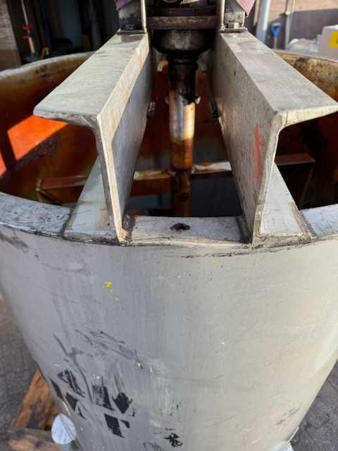 Zbiornik ze stali nierdzewnej z masywnym mieszadłem 1100 l