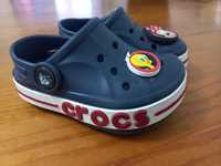 Crocs azuis escuros  menina