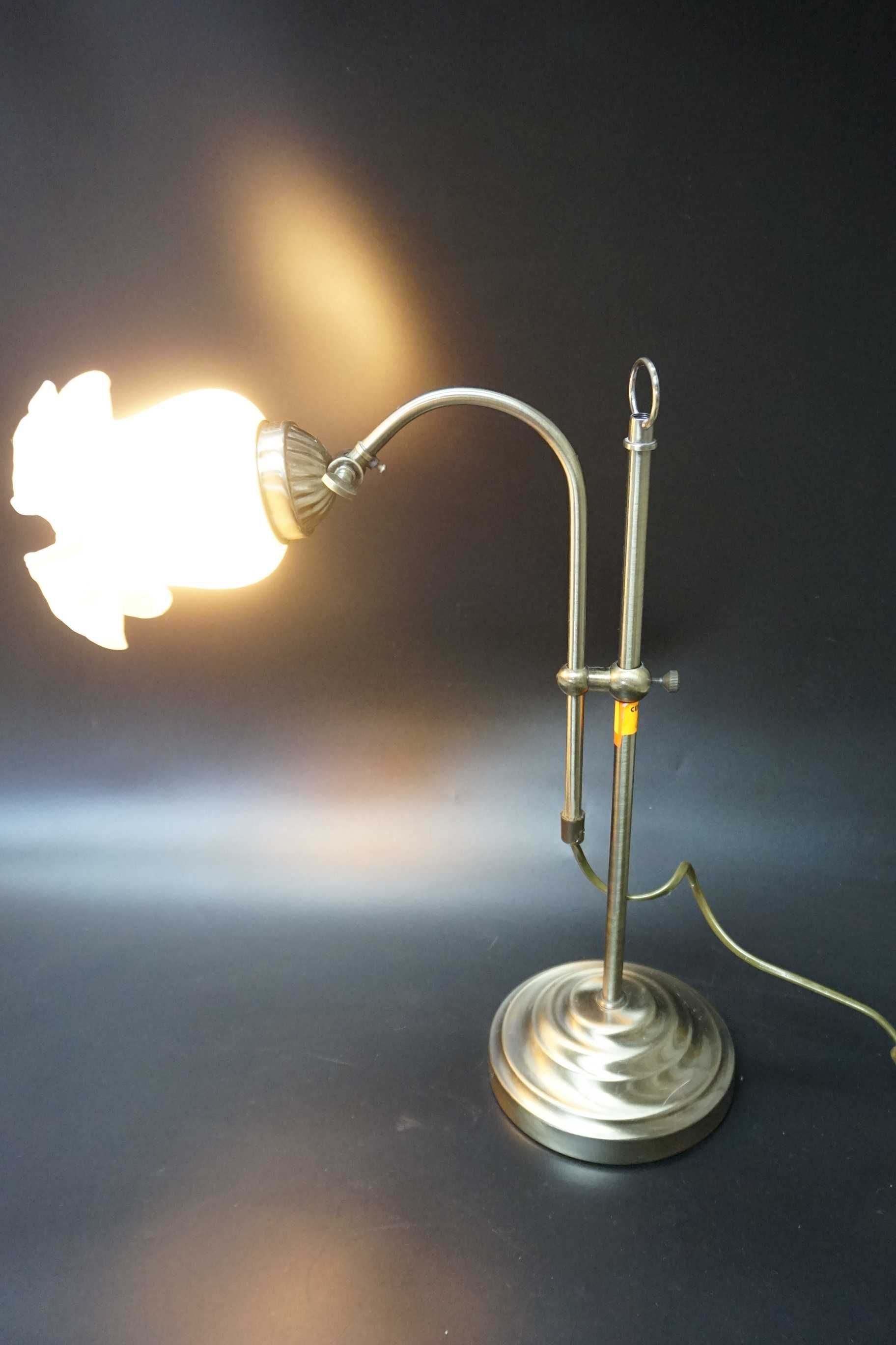Lampa z trzonem i ramieniem z błyszczącego mosiądzu