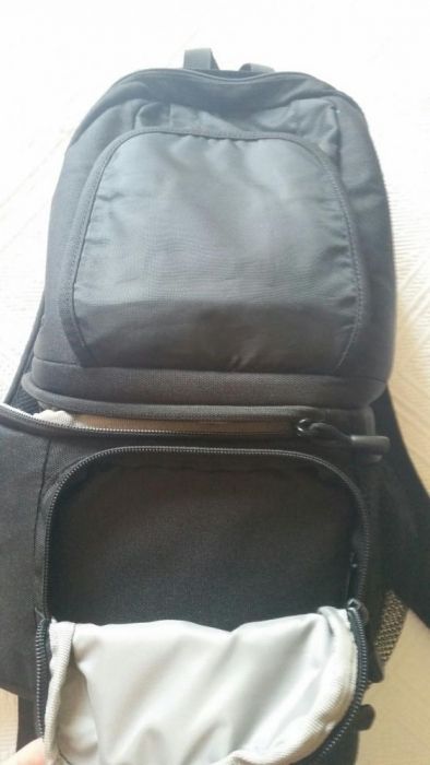 Mochila preta Lowepro 100 para máquina fotográfica, como nova!
