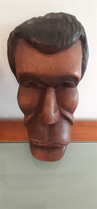 Caras Africanas em madeira artesanais.