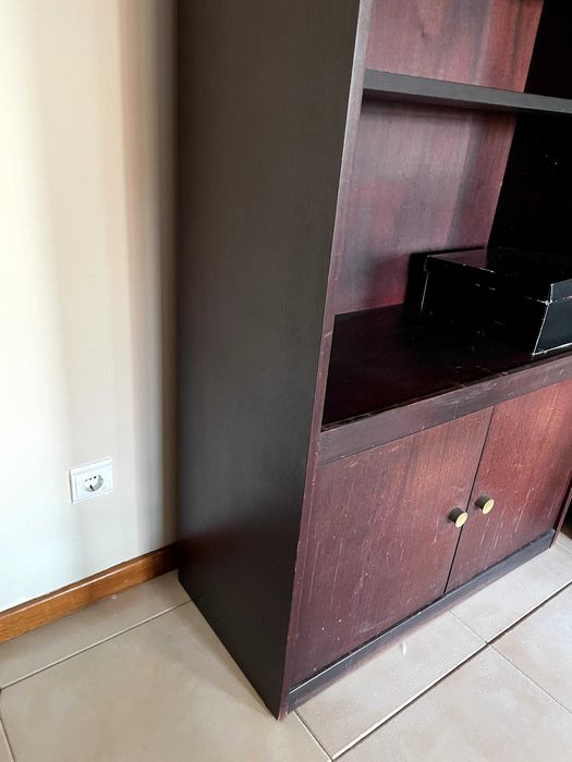 Estante clássica muito sóbria com bastante arrumação