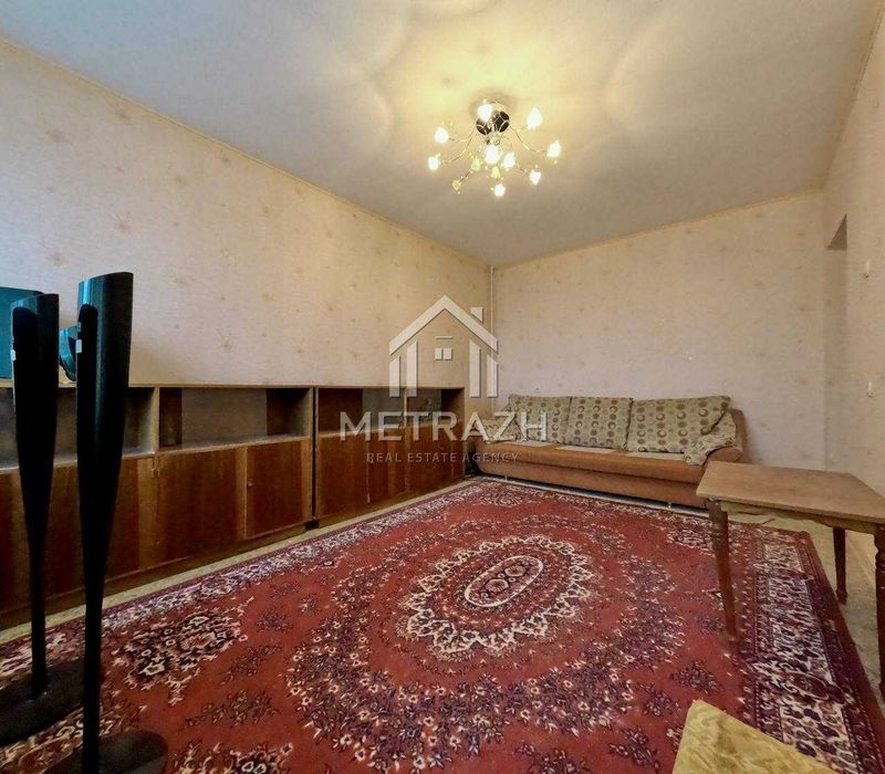 89060Продам 3 комнатную на Роганской!