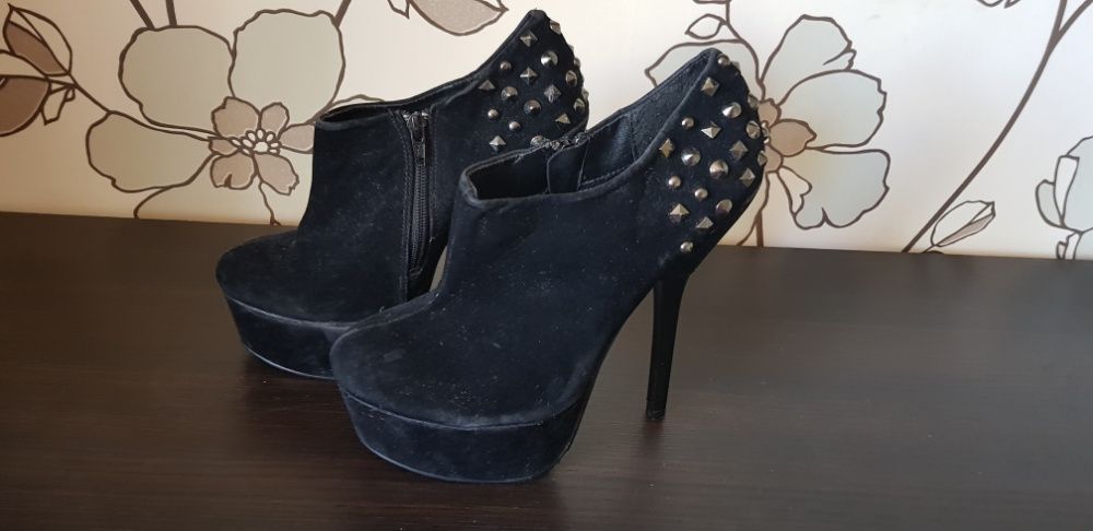 Buty damskie obcasy r. 40 jak nowe