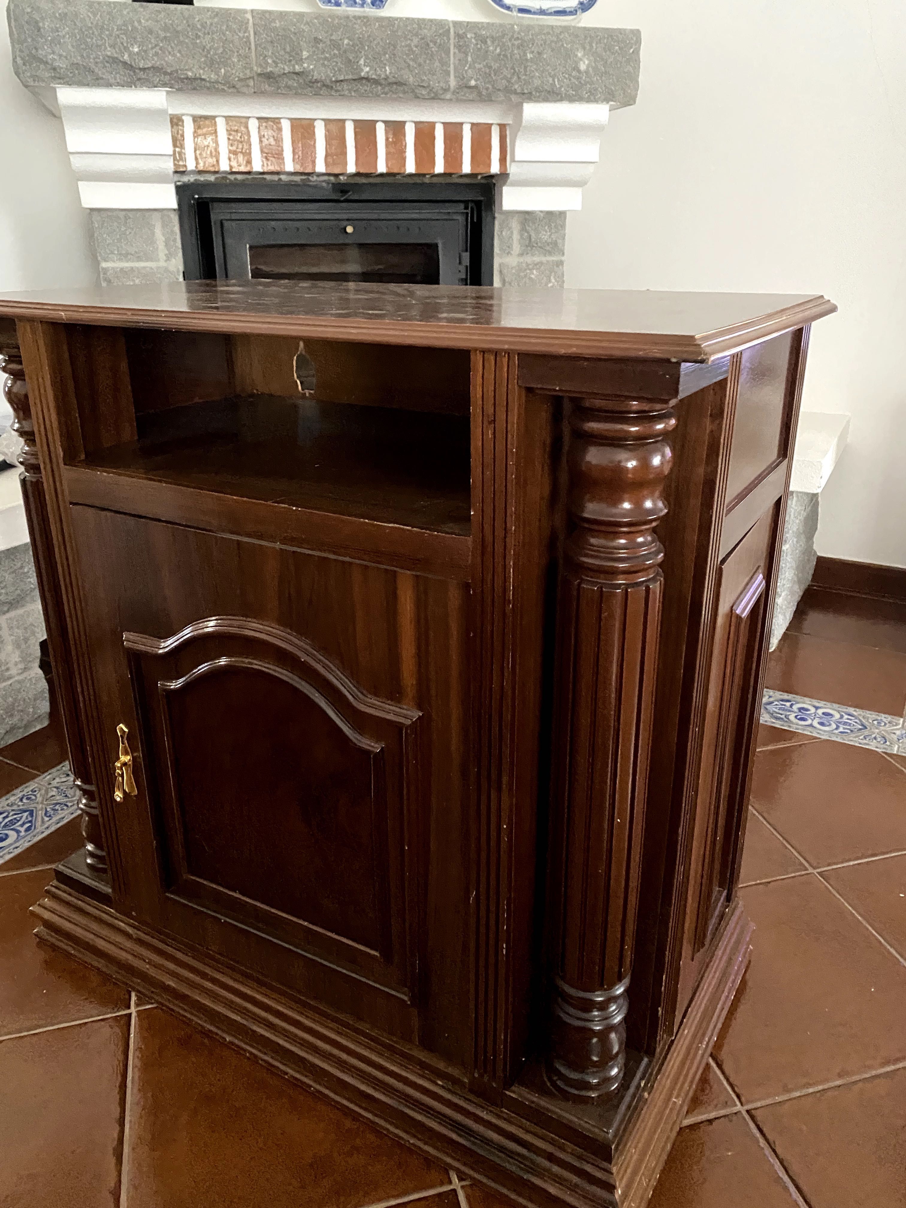 Móvel com bar para TV
