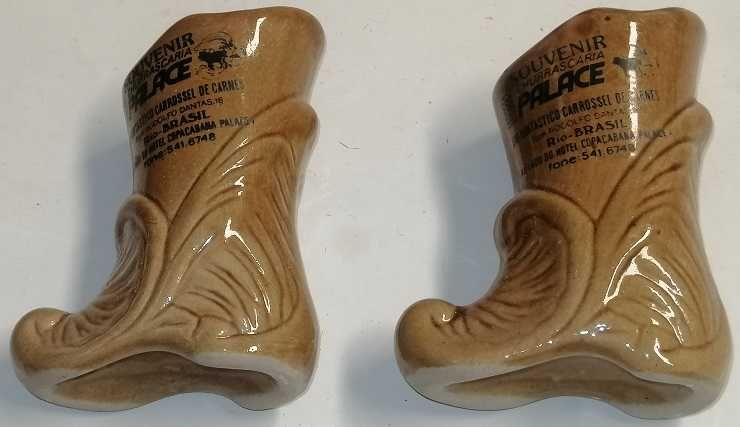 4 peças decorativas de loiça: 2 botas e 2 mimos