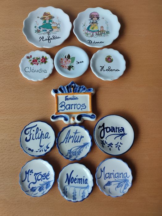 Conjunto de pequenos pratos em cerâmica.