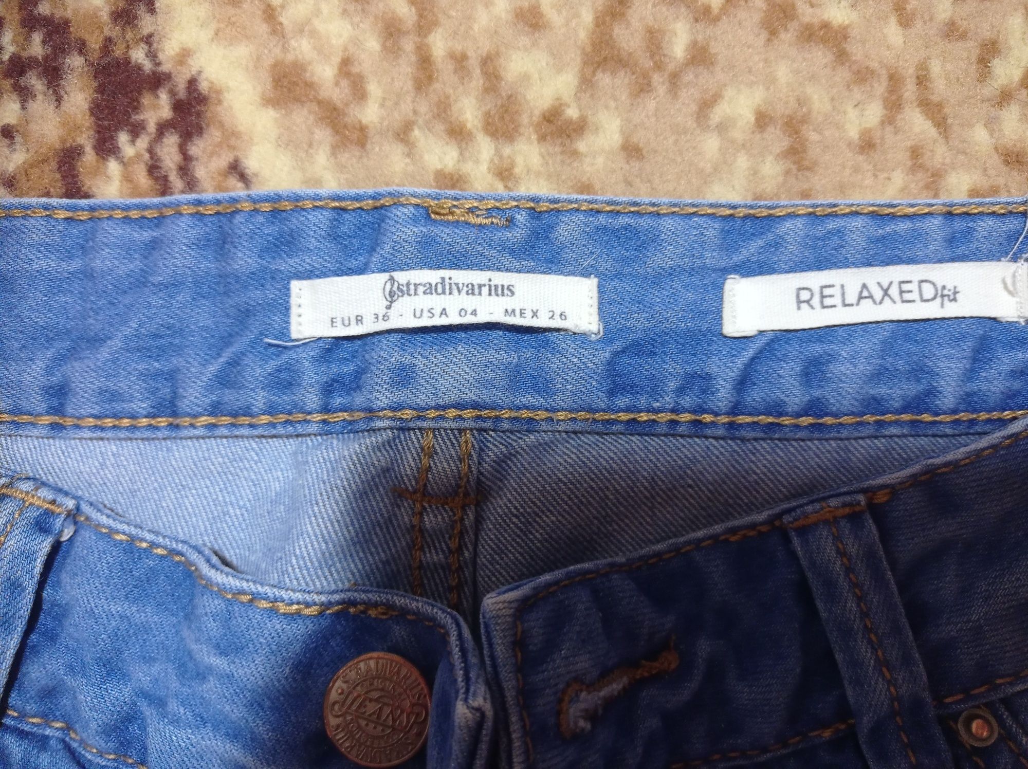 Рваные голубые джинсы