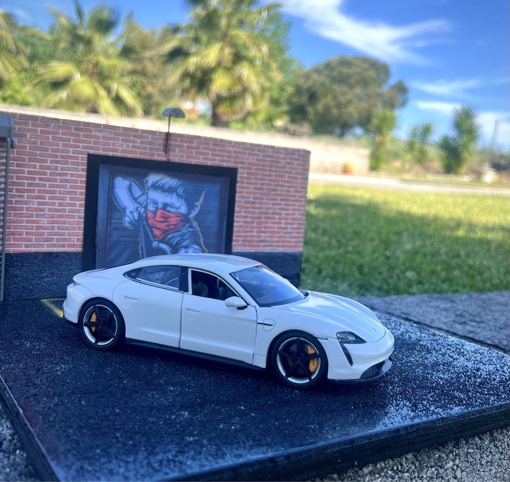 Porshe Taycan - 1:24 (Novo)