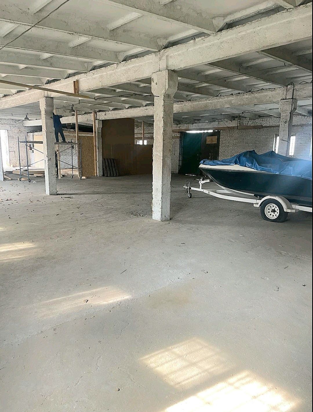 Склад. Площа S= 300 m2.Під ФУРу. Напруга U=220/380V.