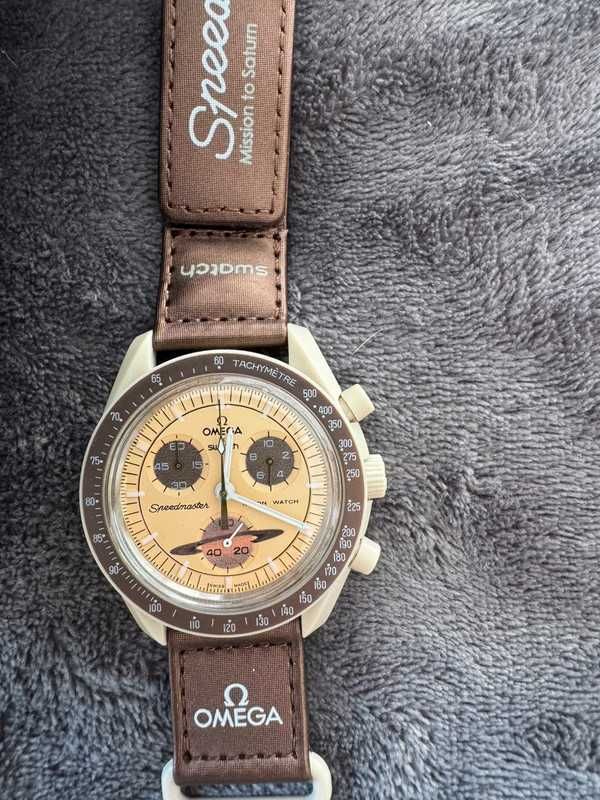 Omega x Swatch SO33T100 – Złoty Blask Saturna