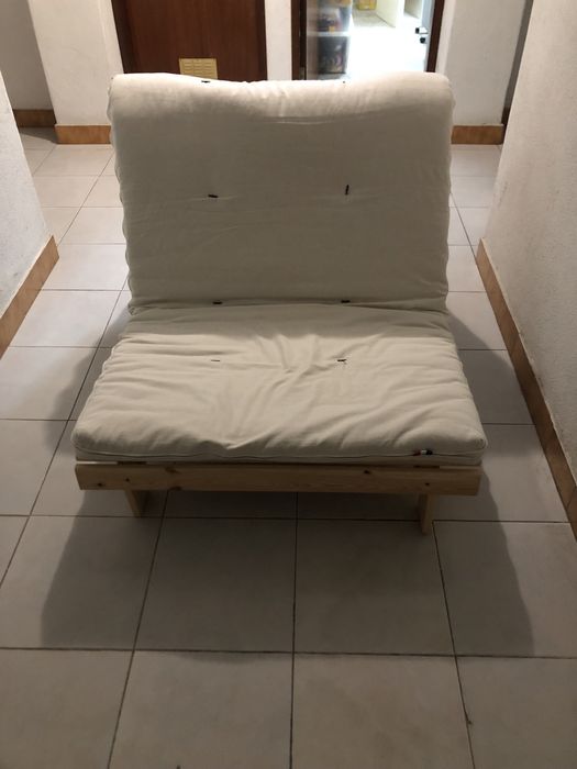 Estrutura em madeira com futon