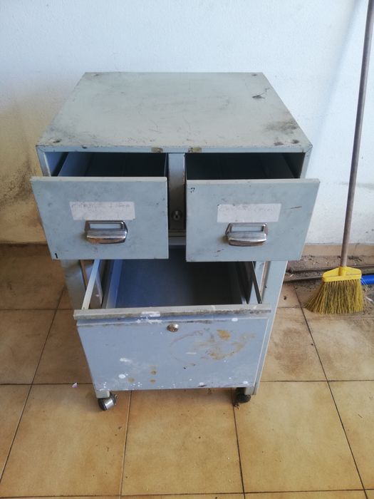 armário vintage/pés mesa madeira