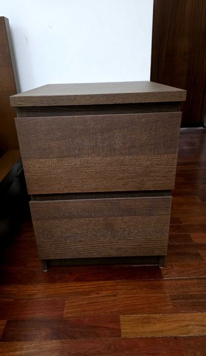 Cama de casal com colchão e mesinha de cabeceira mais movel