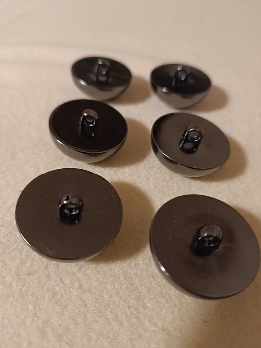 6 botões prateados