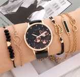 Conjunto preto de relógio e pulseiras