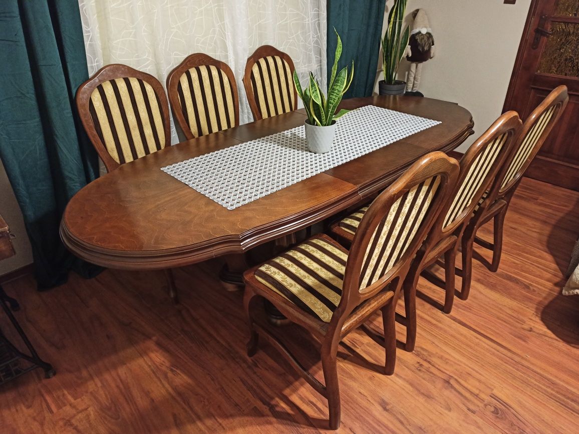 Stół rozkładany z krzesłami ludwikowskimi