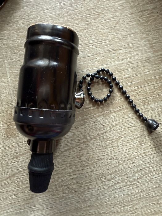 Oprawka dekoracyjna E27 z włącznikiem czarna z łańcuszkiem