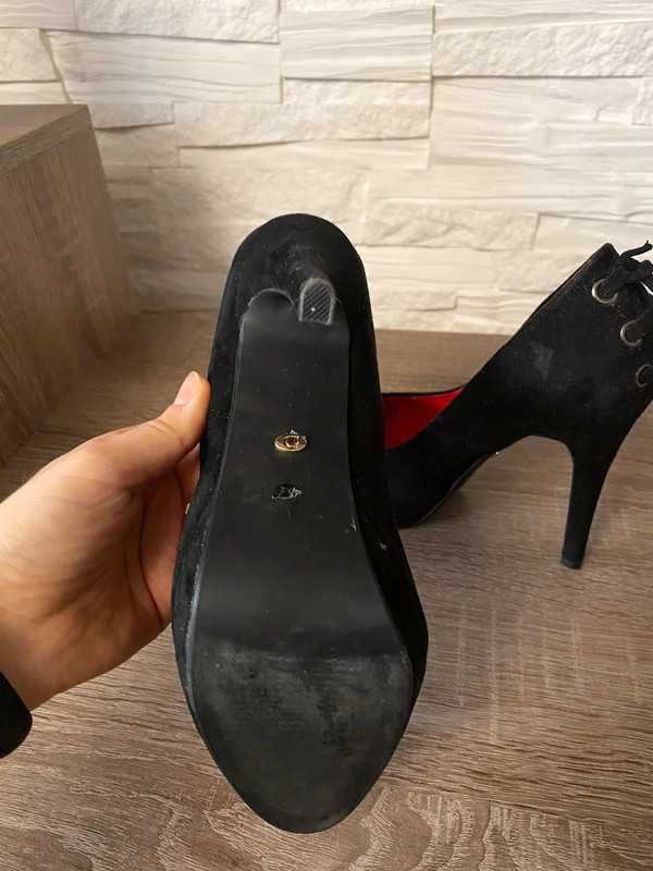 Szpilki czarne zamszowe z czerwonym wnętrzem 37 wysokie sexi buty