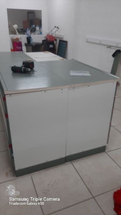 Moveis com tampo pedra,outro material em tampo branco