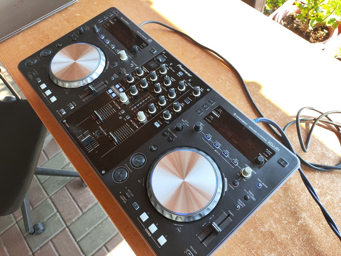 Konsola mixer All-in-one Pioneer XDJ-R1 stand Alone + uchwyty