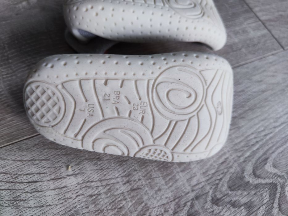 Skarpety dziecięce z gumową podeszwą 23