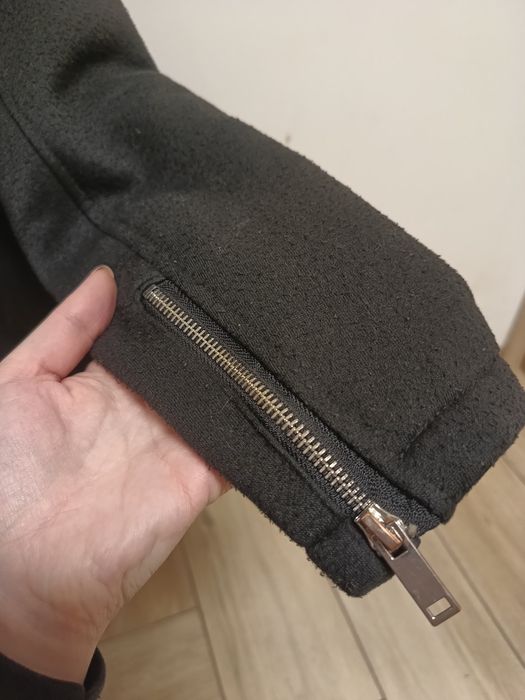 Damski czarny płaszcz zasuwany na suwak w rozmiarze S