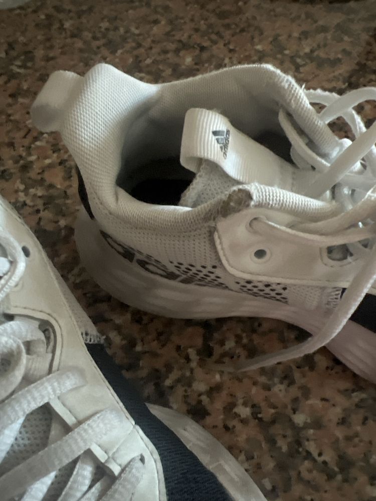 Tenis adidas pretos e branco