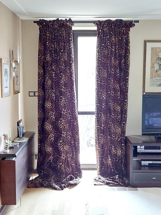 Zasłony - boki zasłonowe z tkaniny o deseniu lamparta