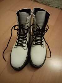 Botas militares brancas