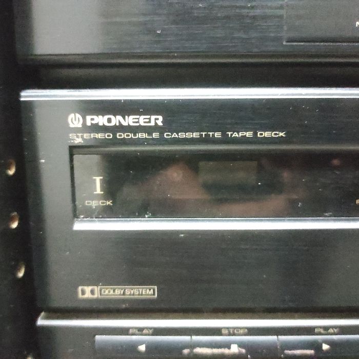 Aparelhagem Pioneer com colunas e móvel