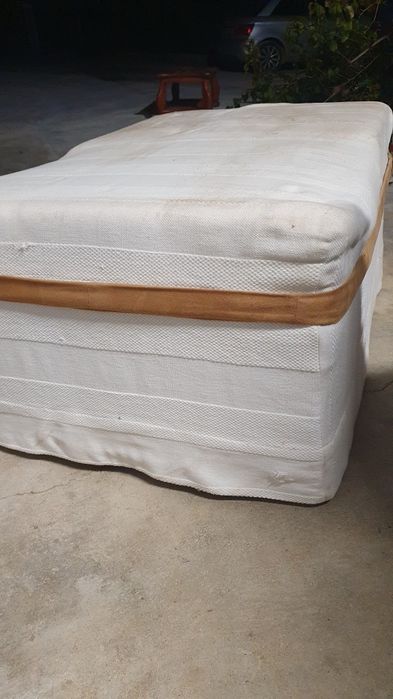 Mesa forrada a tecido branco