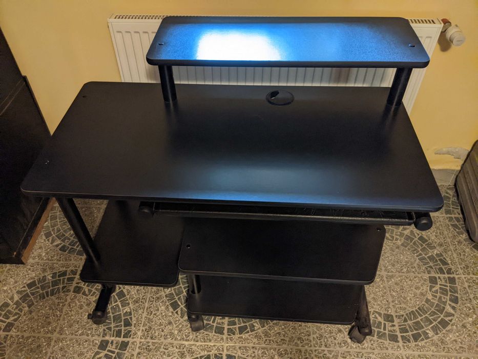 Czarne biurko komputerowe - wielkofunkcyjne, na kolkach