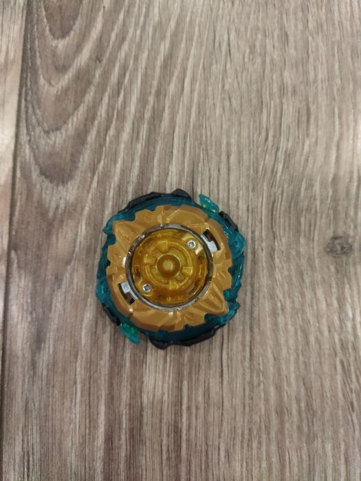 Набір із 3 бейблейдів + запускалка