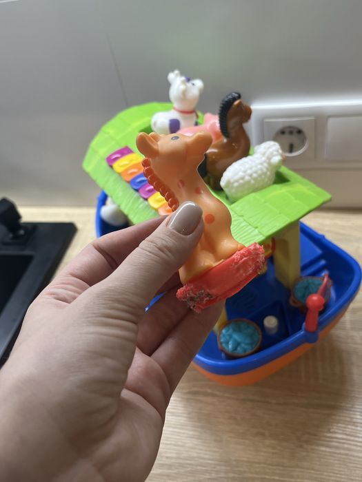 Ноєв ковчег українською