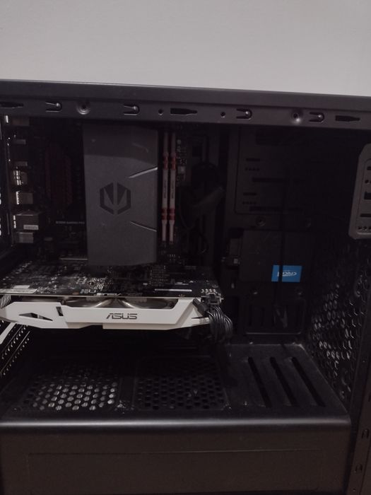 Komputer Gamingowy z Monitorem