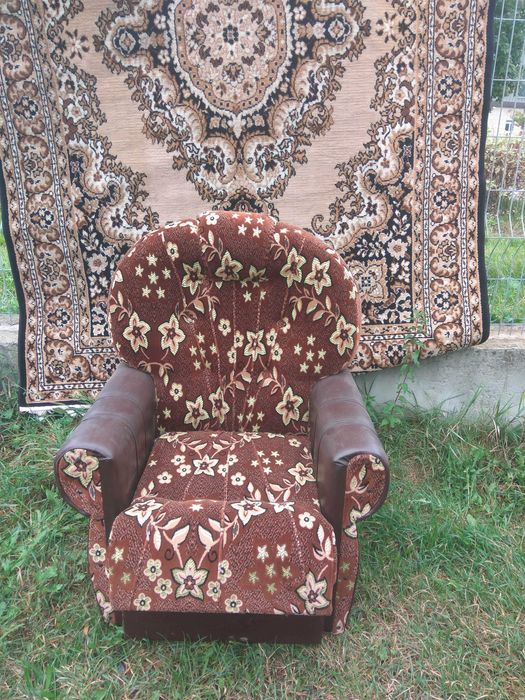 Крісла мякі 2 штуки в доброму стані