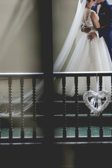 Suknia Ślubna plus welon wykończony koronką oraz pokrowiec.