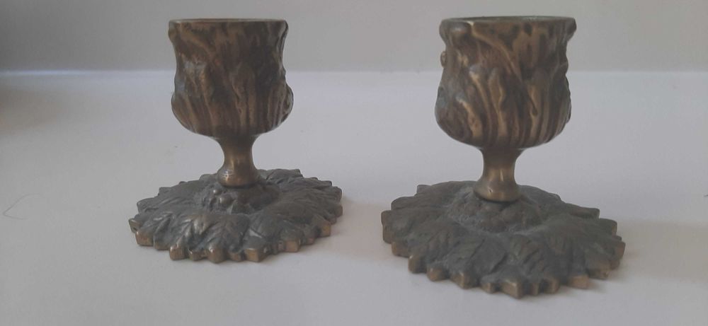 Pisa papeis e castiçais bronze