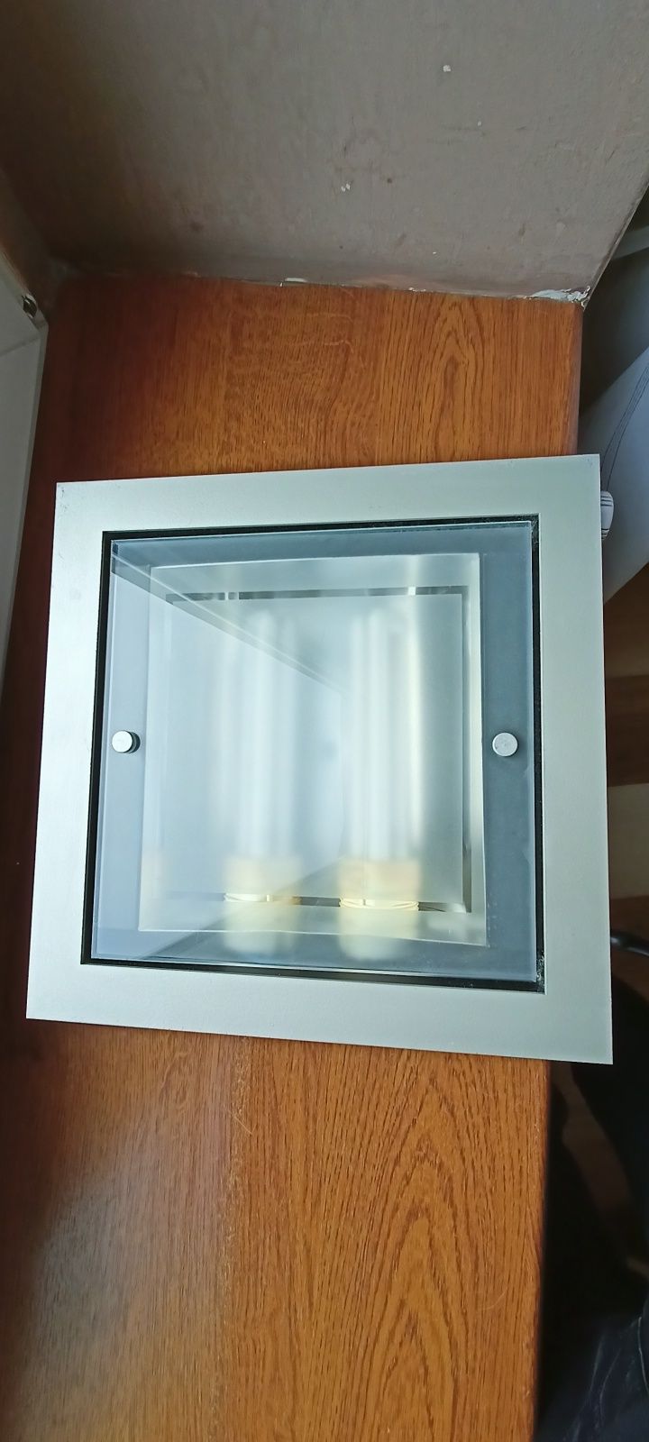 Lampy sufitowe wpuszczane w kolorze srebrnym - 8 sztuk.