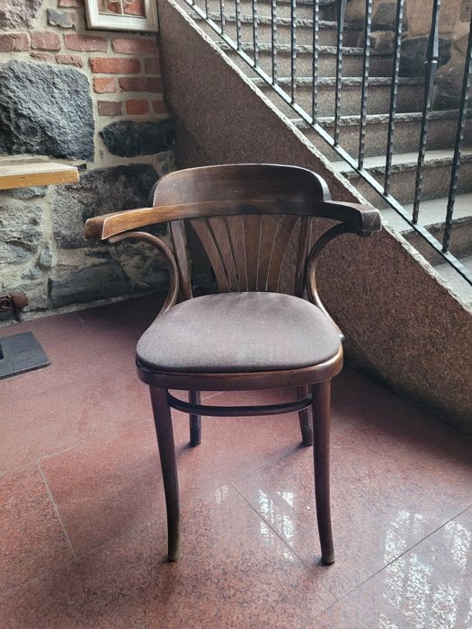 Krzesło THONET z podłokietnikiem tapicerowane.